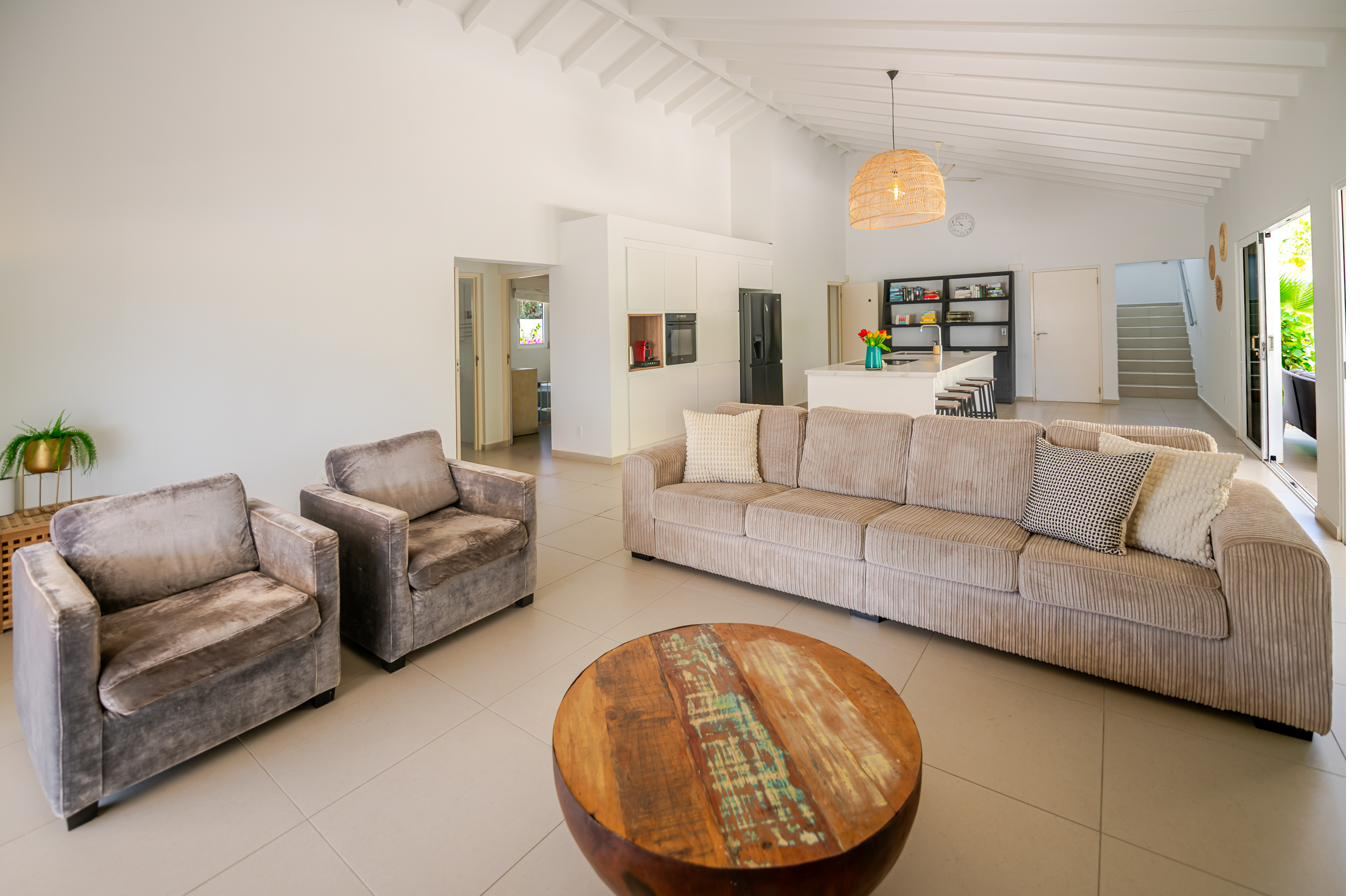 Bright living room with high white ceilings in the holiday villa in Jan Thiel